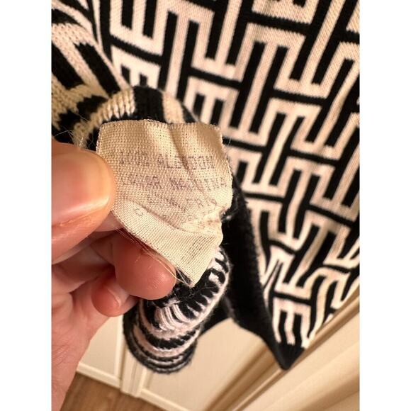 Halston Printed Sweater Top Size Medium - Picture 6 of 6